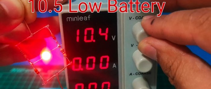 Low battery charge indicator without transistors with a clear response threshold
