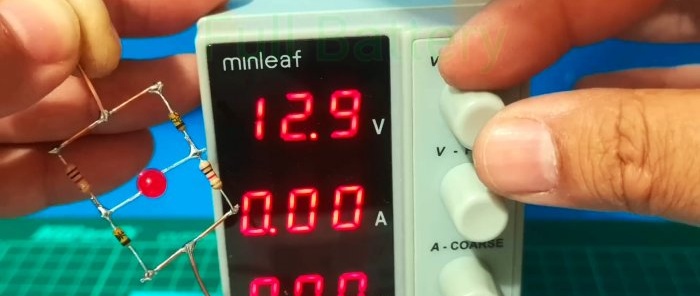 Zema akumulatora uzlādes indikators bez tranzistoriem ar skaidru reakcijas slieksni