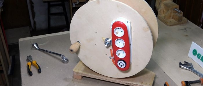 كيفية صنع بكرة سلكية من الخشب بيديك