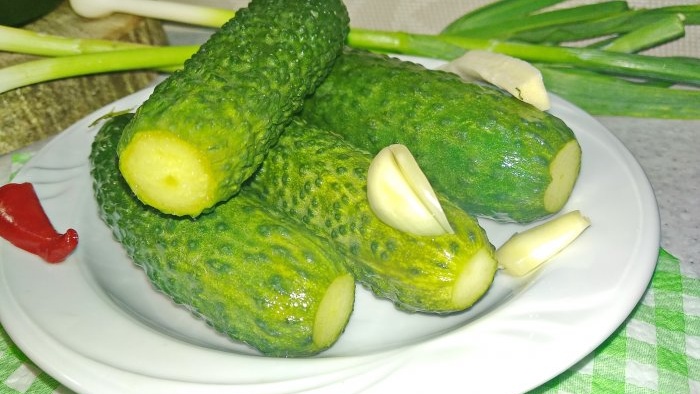 Klasikong recipe para sa pag-aatsara ng malutong na bahagyang inasnan na mga pipino sa isang garapon