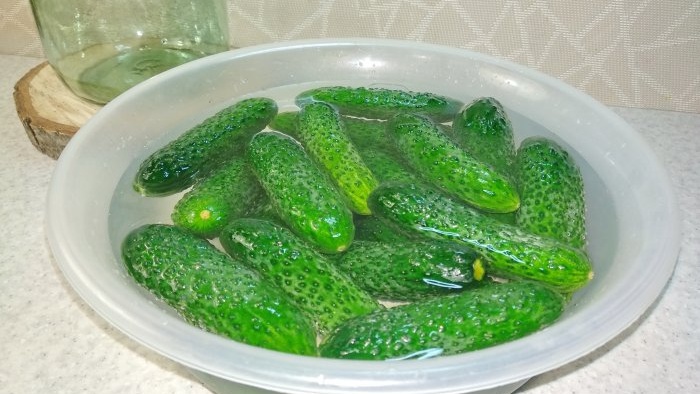 Klasický recept na nakladanie chrumkavých jemne solených uhoriek v pohári