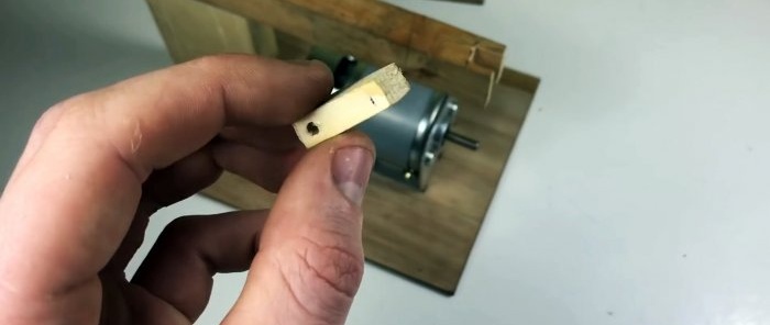 Hogyan készítsünk 12 V-os mini szúrófűrészt fából