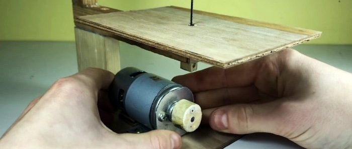Come realizzare un mini seghetto alternativo da 12 V in legno
