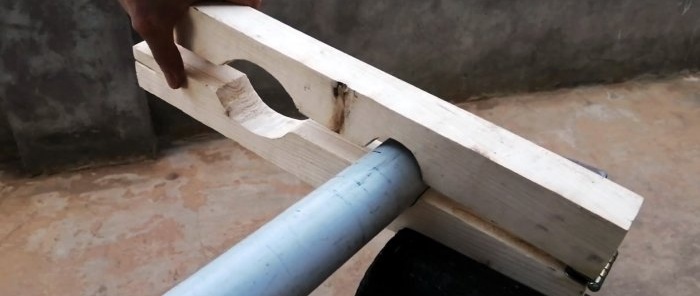 Um dispositivo caseiro simples para cortar tubos de PVC