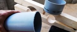 Un sencillo dispositivo casero para cortar tubos de PVC.