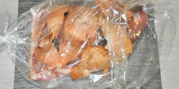 Cara memasak lemak babi salai tanpa perokok di dalam ketuhar