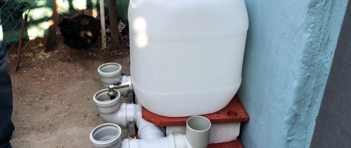 Kanalizasyon tees ve dirseklerinden kümes hayvanları için otomatik suluk