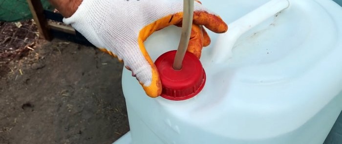 Automatische waterbak voor pluimvee uit riool-T-stukken en ellebogen
