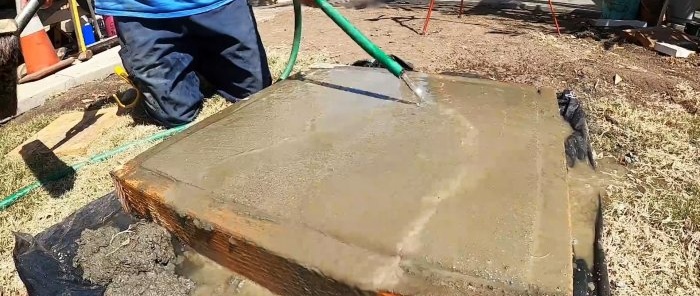 Come realizzare lastre per pavimentazione in cemento per il giardino con l'aspetto di pietre per pavimentazione