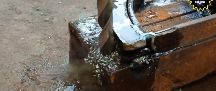 Çelik bir şeridi kenardaki bir daireye bükmek için bir cihaz nasıl yapılır