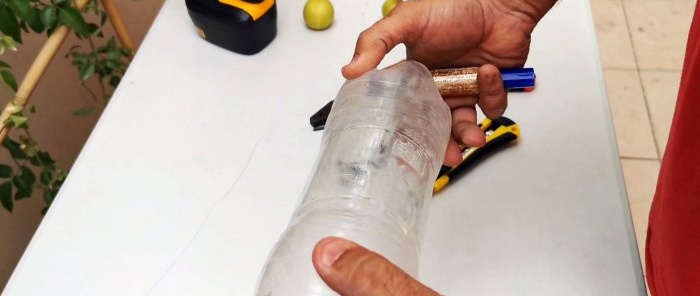 Come realizzare un semplice raccoglitore di frutta partendo da rami alti da una bottiglia in PET