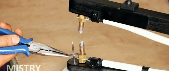 Ako vyrobiť bodovú zváračku zo starého mikrovlnného transformátora