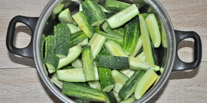 Instant lichtgezouten komkommers in een pan