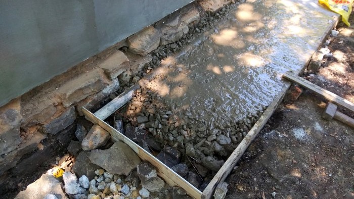 Zona oarbă din beton DIY în jurul casei