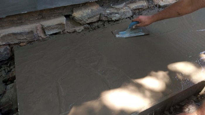 Zona oarbă din beton DIY în jurul casei