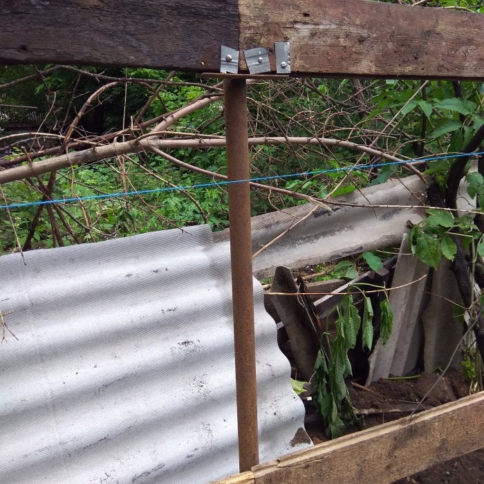 Comment construire une clôture à partir de vieilles ardoises