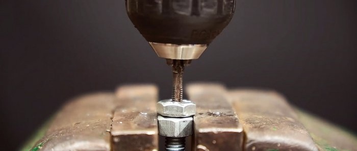 Hvordan bore en bolt rett langs uten dreiebenk eller boremaskin