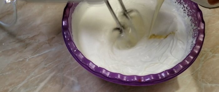 Krim susu pekat dan beri 3 bahan untuk aiskrim buatan sendiri yang lazat