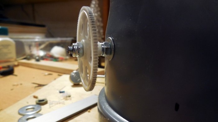Jak vyrobit Van de Graaffův generátor z PVC trubky