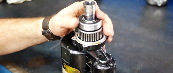 Cómo hacer un potente accionamiento hidráulico a partir de un motor de arranque y una bomba de aceite de un tractor