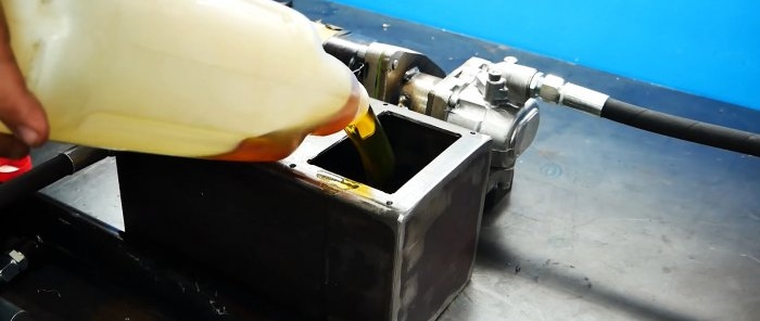 Hoe je een krachtige hydraulische aandrijving maakt van een starter en een oliepomp van een tractor