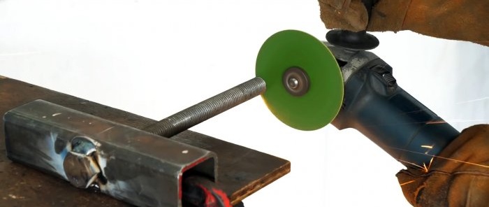 Domácí stroj na ohýbání kovových pásů jednoduché konstrukce
