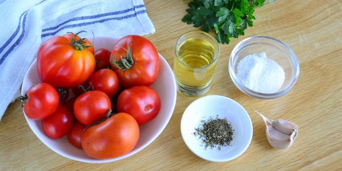 O que fazer com muitos tomates Faça tomates secos
