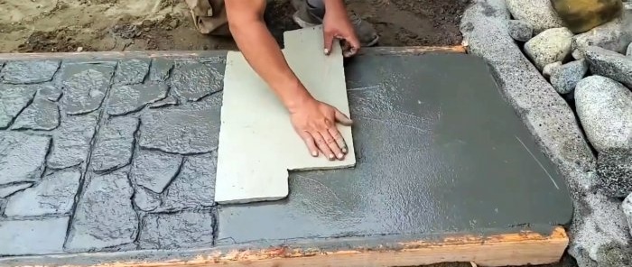 Ako vyliať betónovú záhradnú cestu s imitáciou kameňa