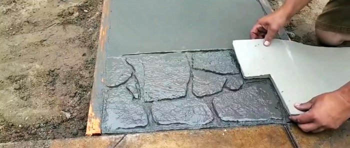 Cách đổ bê tông lối đi trong vườn bằng đá giả