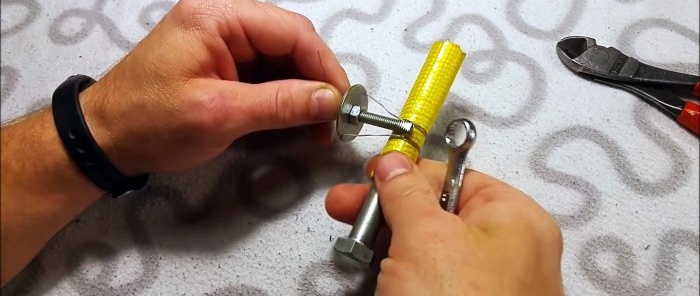Como fazer uma braçadeira simples com fixadores comprados em loja