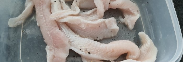 Hur man lagar vit pangasiusfisk vackert och utan panering, precis som på en restaurang