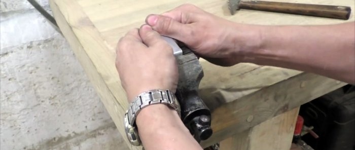 Cómo hacer una guía para una sierra de mano y cortar tablas exactamente como en una sierra circular estacionaria