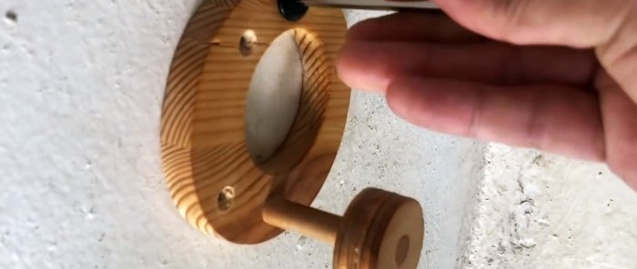 Truco de vida: hacer una clavija con adhesivo termofusible con una rosca para un perno en madera y hormigón