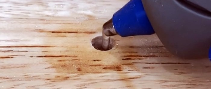 Hayat tüyosu: ahşap ve betonda bir cıvata için sıcakta eriyen yapıştırıcıdan bir dübel yapmak
