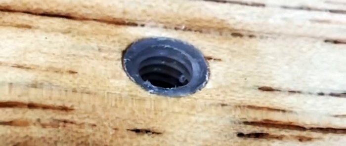 Truc de viață: realizarea unui diblu din adeziv topit la cald cu un fir pentru un șurub în lemn și beton