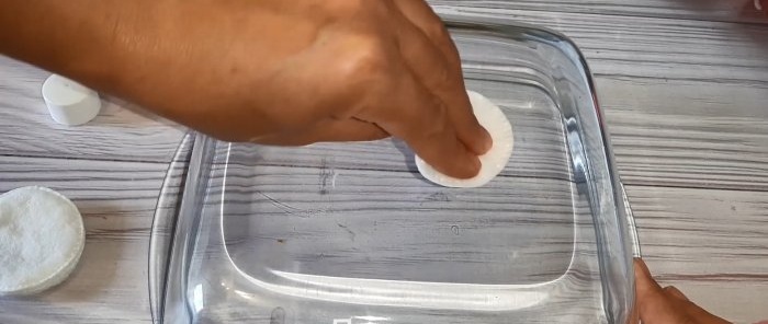 A maneira mais rápida de remover adesivos de pratos