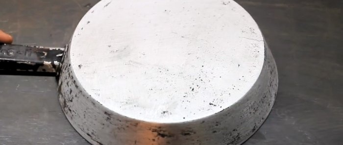 Comment nettoyer une poêle à frire des années de dépôts de carbone sans remèdes magiques ni produits chimiques du commerce