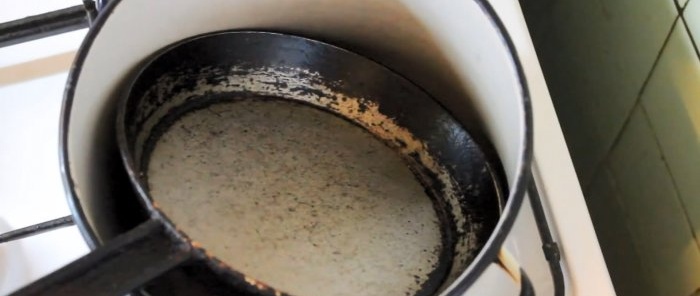Hoe je een koekenpan kunt reinigen van jarenlange koolstofafzettingen zonder magische remedies of in de winkel gekochte chemicaliën