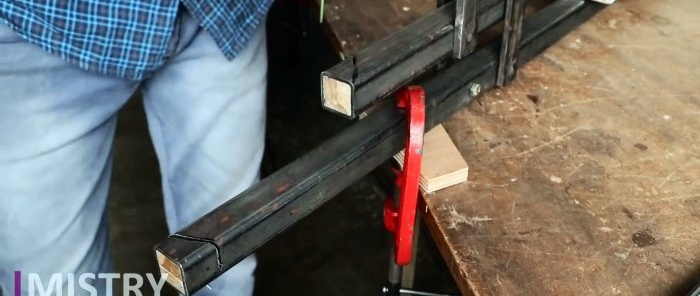 كيفية صنع كرسي قابل للطي متين ومريح من مواد بسيطة بيديك