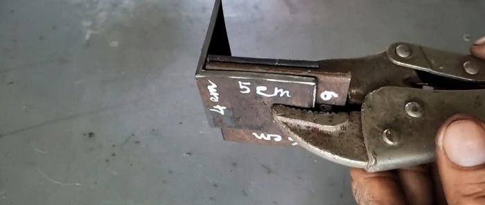 Jak vyrobit samosvornou dveřní západku ze zbytkového plechu