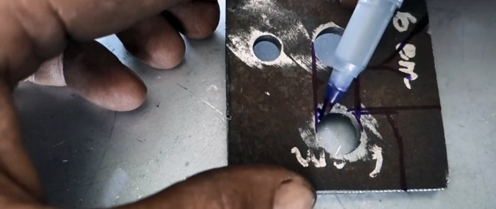 Sådan laver du en selvlåsende dørlås af resterende metalplader