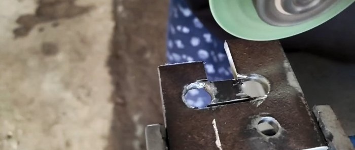 Hvordan lage en selvlåsende dørlås av gjenværende metallplater