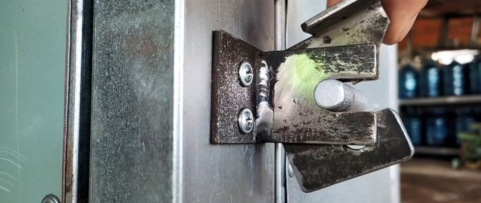 Como fazer uma trava de porta com travamento automático com sobras de chapa metálica