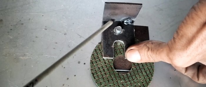 Kā izgatavot pašbloķējošu durvju aizbīdni no metāla loksnes