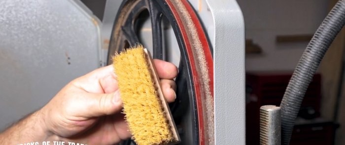 Cómo limpiar rápidamente las poleas de la sierra de cinta
