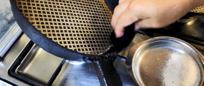 Hoe je kunt voorkomen dat iets aan een aluminium of gietijzeren koekenpan blijft plakken