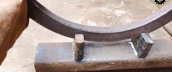 Basit bir cihaz kullanarak makine olmadan çelik açı nasıl bükülür