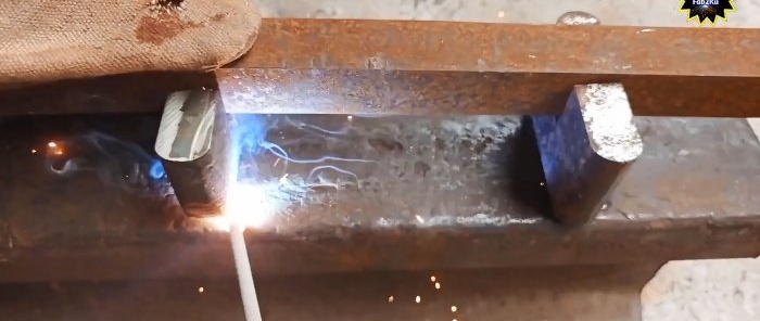 Како савијати челични угао без машине користећи једноставан уређај