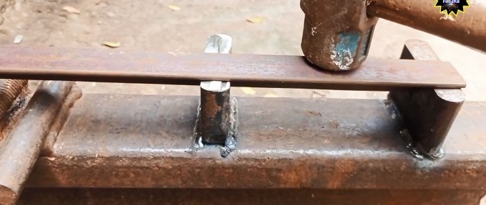 Hvordan man bøjer en stålvinkel uden en maskine ved hjælp af en simpel enhed