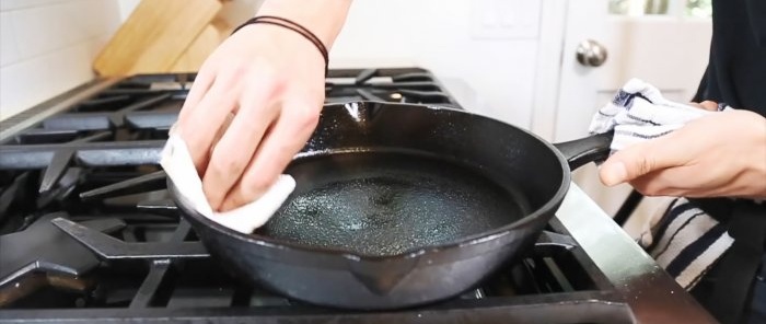 Paano maayos na linisin ang isang cast iron frying pan pagkatapos gamitin upang mapanatili ang non-stick properties nito